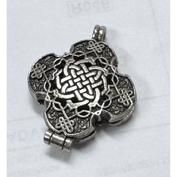 Vintage CAMCO Celtic Knot Clover Locket Pendant Silver Tone Hinged - Picture 7 of 7